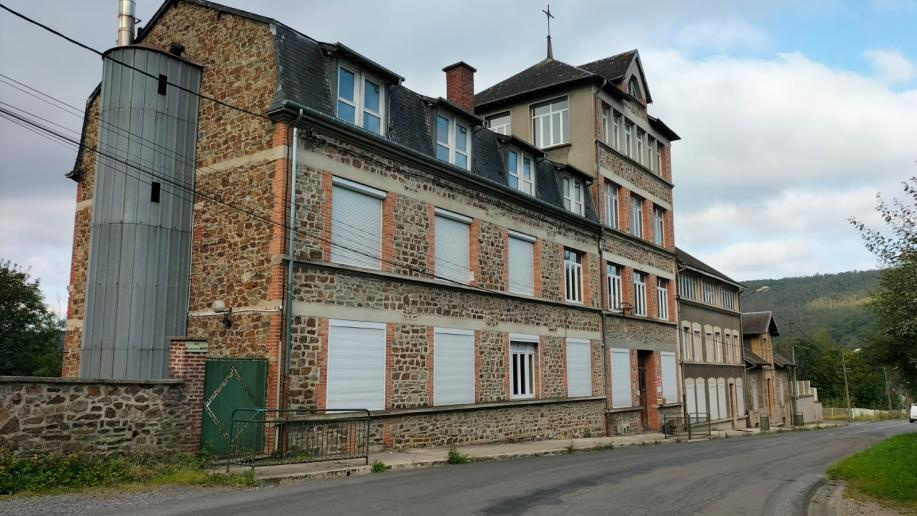 PROPRIETE DE PLUS de 3 533M2 ET 4,4 HECTARES